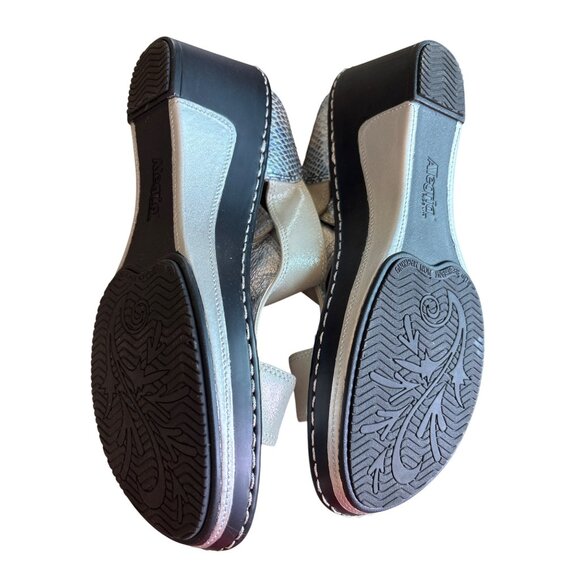 Alegria Lara Wedge Sandal Slip On Pearl White Silver Snake Print Size 40 Leather - Picture 10 of 11